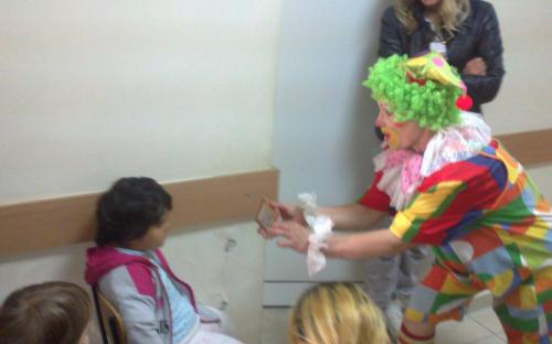 Весело куклено шоу за малчуганите в детско отделение на МБАЛ - Благоевград